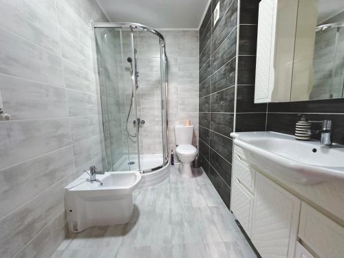 Bilik mandi di One-bedroom Oasis with a Parkview
