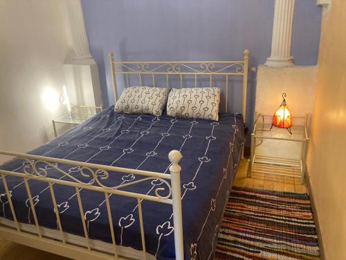 une chambre avec un lit avec une couette bleue dans l'établissement Charmant appartement au calme sur jardin, à Saint-Brice-sous-Forêt
