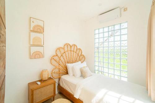 Postel nebo postele na pokoji v ubytování Empat by Aayan