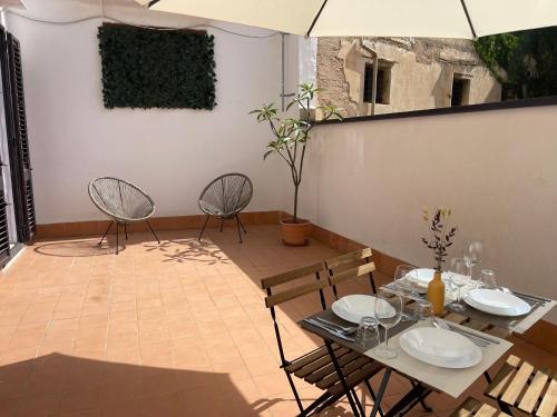 een terras met een tafel, stoelen en een parasol bij Casa Marì Holiday House in Palermo