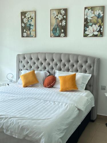a large bed with four pillows on it at 嘉乐民宿JIALE homestay in Kota Kinabalu