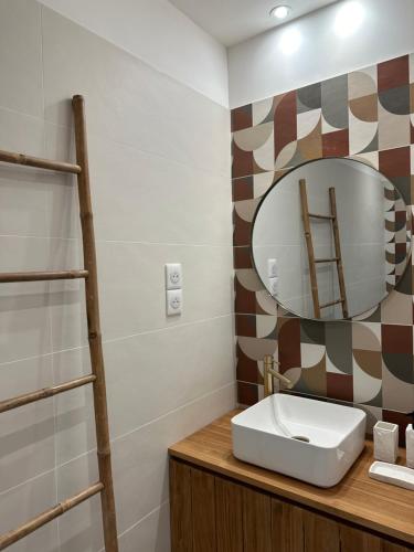 une salle de bain avec un lavabo et un miroir dans l'établissement Casa Serena, à Ville-di-Paraso