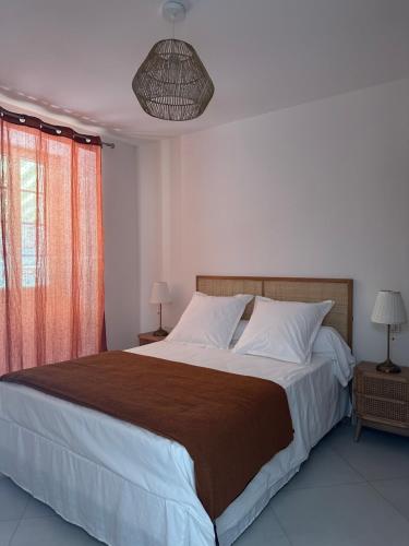 une chambre avec un grand lit et une fenêtre dans l'établissement Casa Serena, à Ville-di-Paraso