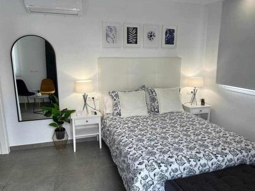 En eller flere senge i et værelse på XVII A Suite Apartamentos Morales & Arnal