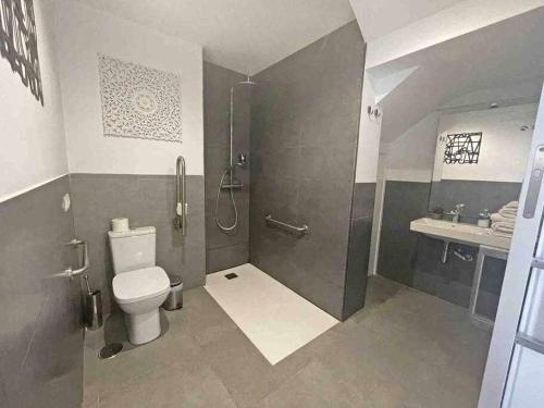 Et badeværelse på XVII A Suite Apartamentos Morales & Arnal