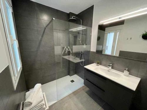 Et badeværelse på XXI E Apartamentos Morales & Arnal