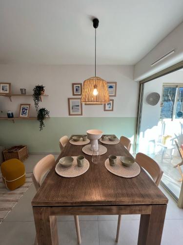 une salle à manger avec une table et des chaises en bois dans l'établissement Superbe 70m2 avec terrasses, proche de la plage, à Sainte-Maxime