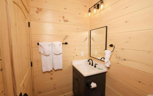 a bathroom with a sink and a mirror at Smoky Mountain Oasis in Pigeon Forge