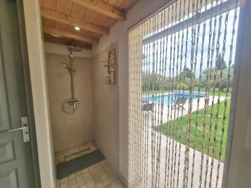 Bazén v ubytování Charming holiday house with private pool, Maillane nebo v jeho okolí