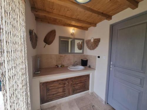Koupelna v ubytování Charming holiday house with private pool, Maillane