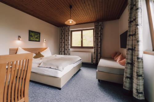 a hotel room with two beds and a window at brandgut - vor Freude glühen in Viehhofen