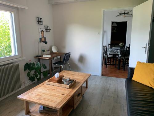 - un salon avec une table basse et une salle à manger dans l'établissement Au reposoir - vue sur la montagne, à Buhl