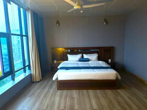 Кровать или кровати в номере Luxury Apartment in DHA Phase 8, Near Allama Iqbal International Airport