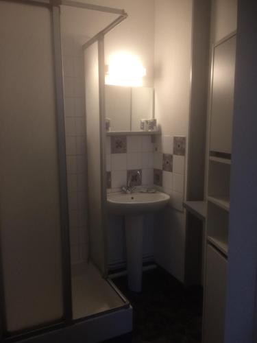 une petite salle de bain avec un lavabo et un miroir dans l'établissement Claids coutainville, à Agon-Coutainville