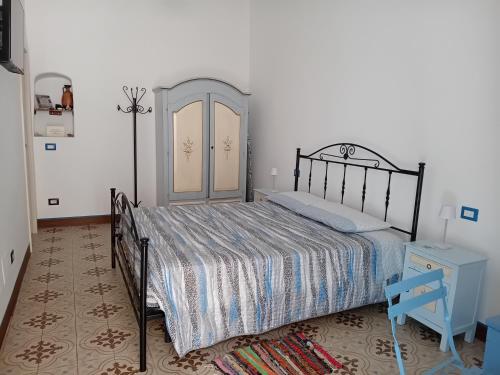 A bed or beds in a room at "la casa dell'architetto" con terrazza panoramica in centro storico e a due passi dal porto