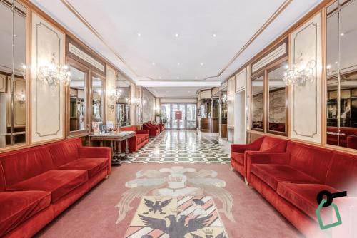 ヴェネツィアにあるHOTIDAY Room Collection - Venezia Santa Luciaの赤いソファと絨毯が敷かれた待合室
