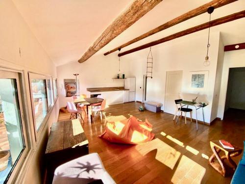 Posedenie v ubytovaní A spacious, sunny & calm loft in Avignon’s heart