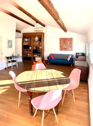 A spacious, sunny & calm loft in Avignon’s heart