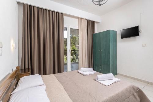 a bedroom with a bed with two towels on it at Μυρτιές-Mirties in Siviri