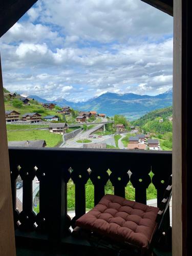 a balcony with a bench and a view of a valley at Mazot - einzigartig I view I ruhig I ski I wandern in Troistorrents