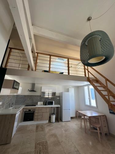 Appartement avec vue sur l église des Saintes