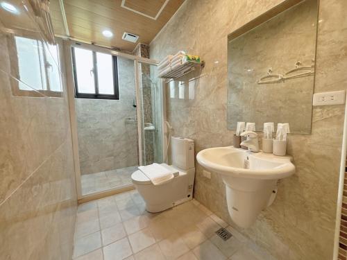 een badkamer met toilet, wastafel en douche bij 春日SpringDay花蓮包棟民宿 in Hualien