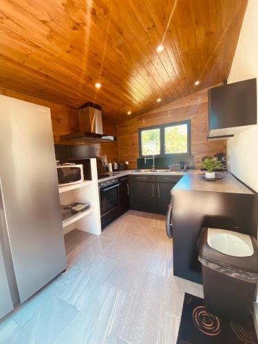 Il comprend une grande cuisine équipée d'un réfrigérateur et d'une cuisinière. dans l'établissement Maison sur terrain spacieux 6 personnes proche des plages - RARE - V0826, à Vias