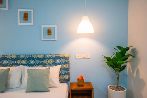 Una cama o camas en una habitación de Nivara stays