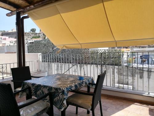 A balcony or terrace at "la casa dell'architetto" con terrazza panoramica in centro storico e a due passi dal porto