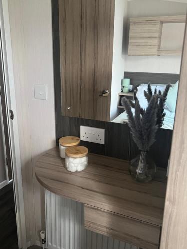 baño con encimera en una habitación en Robinson retreats beautiful caravan with sea views pet friendly, en Mainsriddle