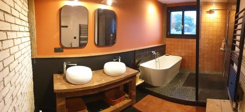 une salle de bain avec une baignoire, des toilettes et un lavabo dans l'établissement Maison au calme 6pers jardin, à Breuillet