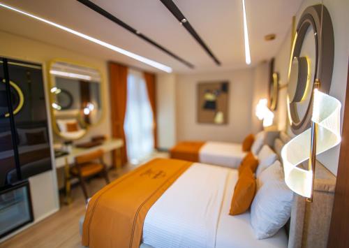 Una cama o camas en una habitación de Elysian Airport Hotel