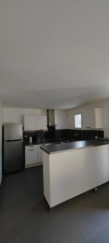 une cuisine vide avec un comptoir dans une pièce dans l'établissement Maison de vacances, à Saint-Clément-de-Rivière