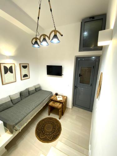 TV a/nebo společenská místnost v ubytování Babatseratsi skyrian studio 2