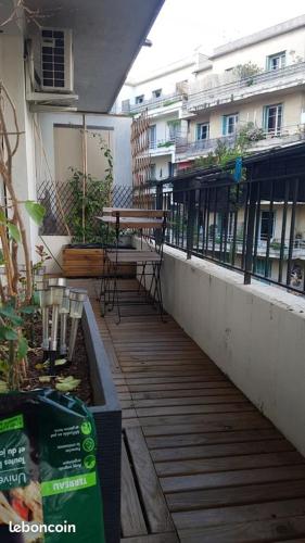 un balcon avec une table et des chaises sur un immeuble dans l'établissement appartement nice proche mer, à Nice