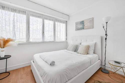 - une chambre blanche avec un grand lit et des draps blancs dans l'établissement L'Écume - Super logement bord de Marne - Wifi, à Chennevières-sur-Marne