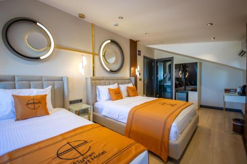 Una cama o camas en una habitación de Elysian Airport Hotel