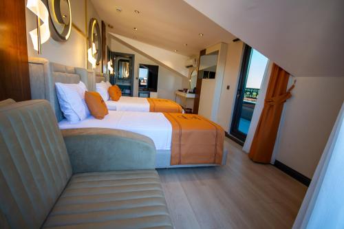 Una cama o camas en una habitación de Elysian Airport Hotel
