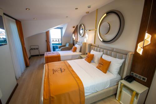 Una cama o camas en una habitación de Elysian Airport Hotel