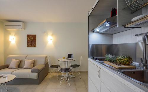 Gallery image of Elpiniki Luxury Apartments in Nea Potidaea
