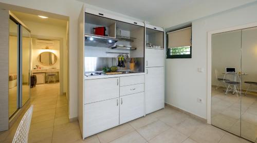 Gallery image of Elpiniki Luxury Apartments in Nea Potidaea