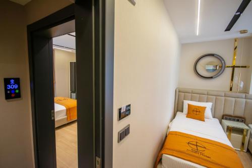 Una cama o camas en una habitación de Elysian Airport Hotel