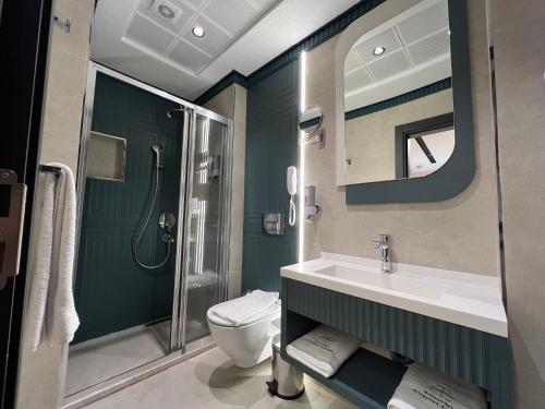 Un baño de Elysian Airport Hotel