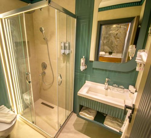 Un baño de Elysian Airport Hotel