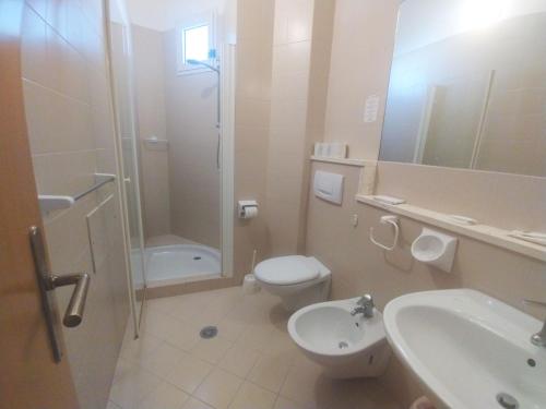 Bilik mandi di Hotel K2