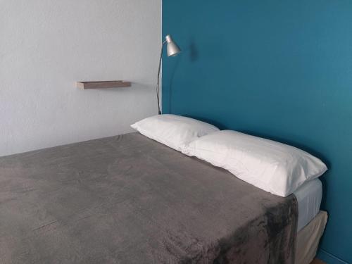 Postel nebo postele na pokoji v ubytování Chambre Libellule proche place de la victoire