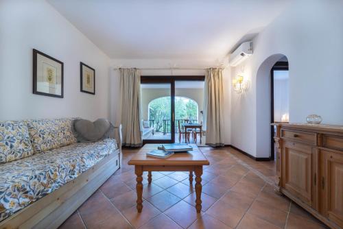 Χώρος καθιστικού στο -Free Pool, Beach and Parking- Deluxe Apartment