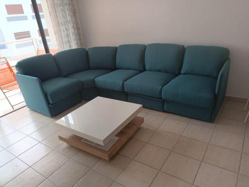 un divano blu in soggiorno con tavolino di Apartamento Ajanif Terraza Centro Martil Miramar 100 Metros playa a Martil