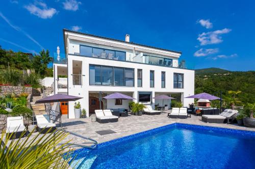 Villa White Pearl Diamond, Opatija mit Meerblick & Pool