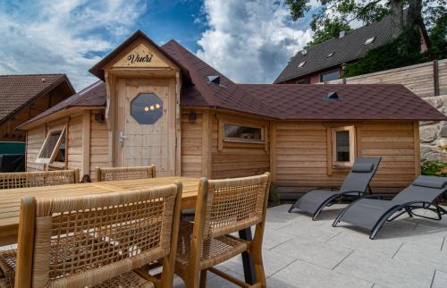 a cabin with a table and chairs in front of it at Les Kotas du bonheur in Soultzeren